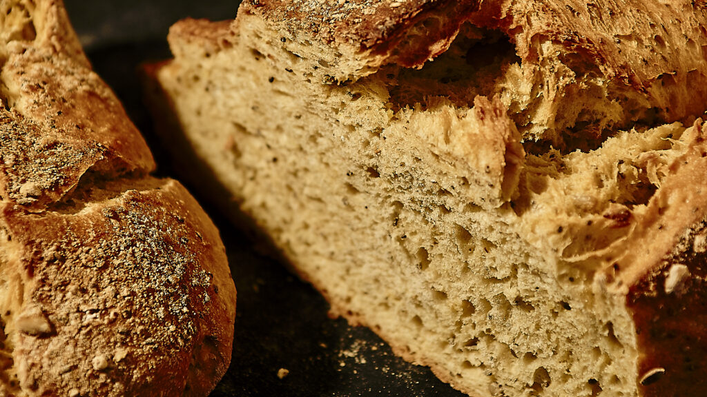 alt="pan especial de panaderia xulio, pan de centeno".